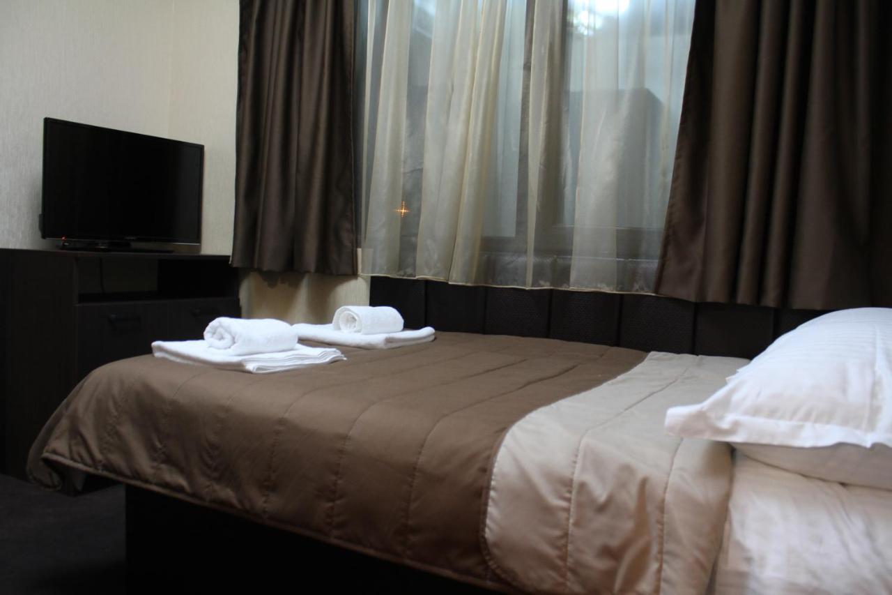 Vrazhdebna Hotel *
