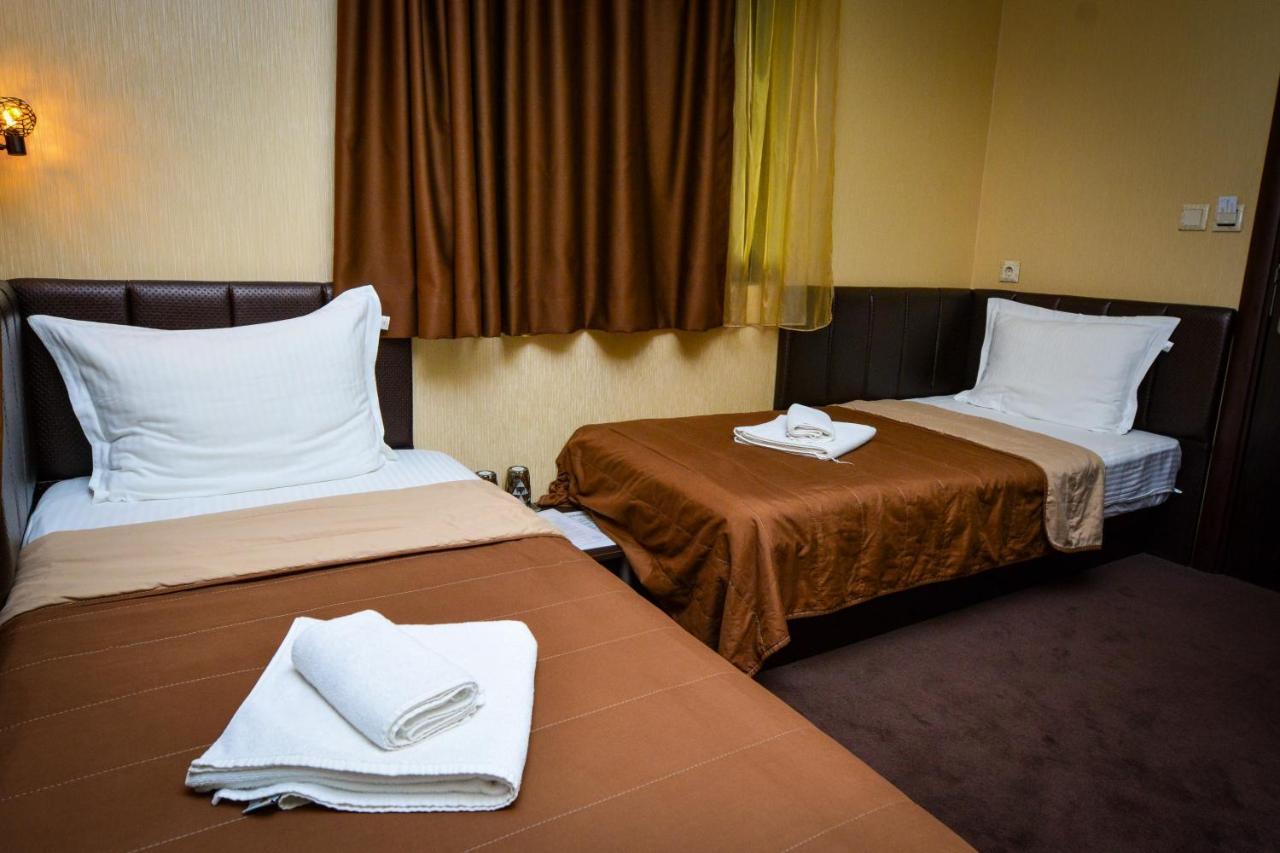 Vrazhdebna Hotel *