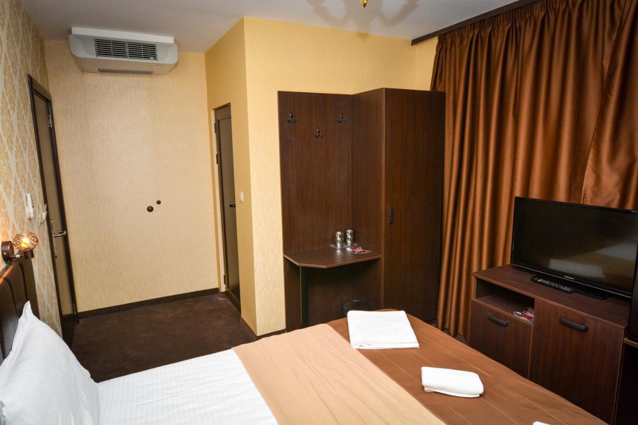 Vrazhdebna Hotel *